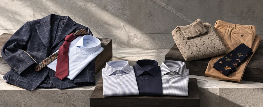 Giacca, camicie, maglieria, pantaloni e calze della boutique in una composizione editoriale